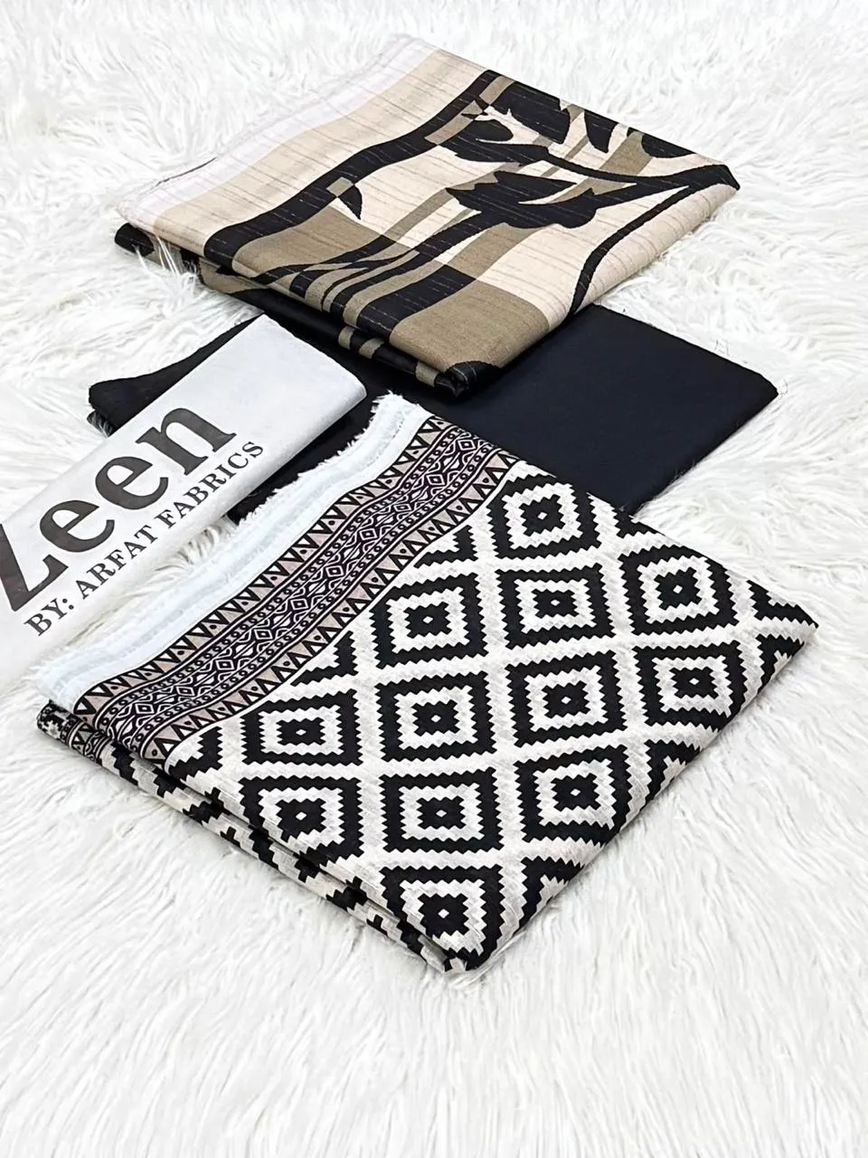 Zeen Black & White Lawn (2)