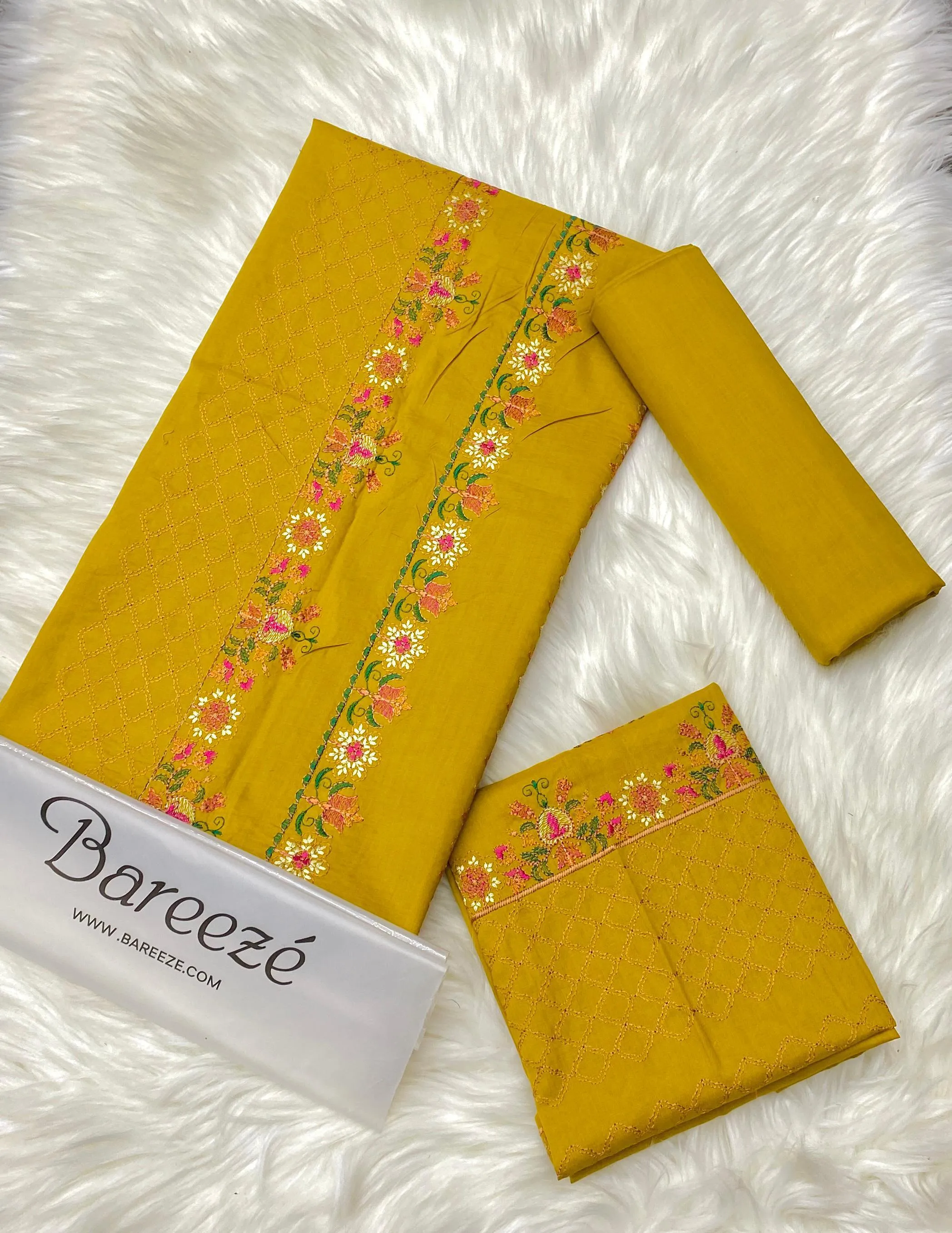 Heavy Embroidery Lawn Suit (18)