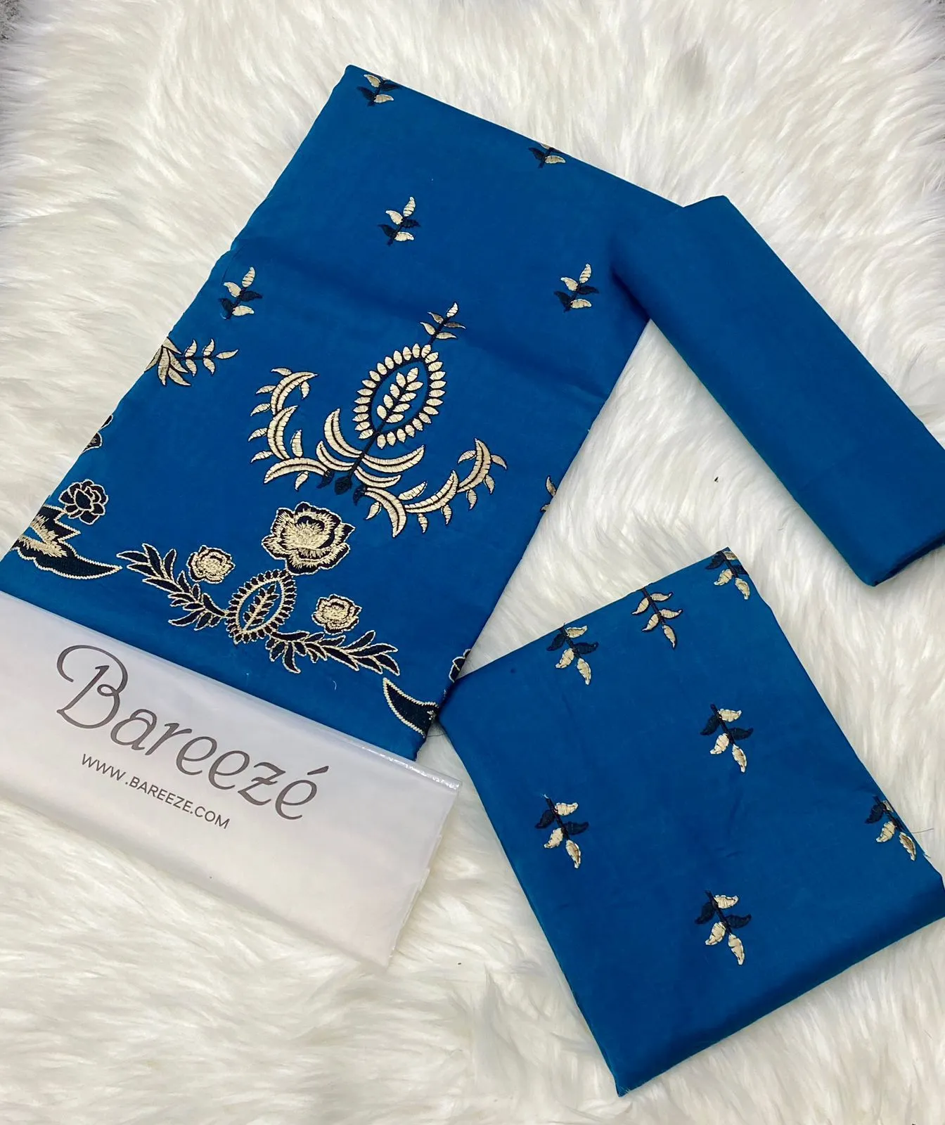 Heavy Embroidery Lawn Suit (16)