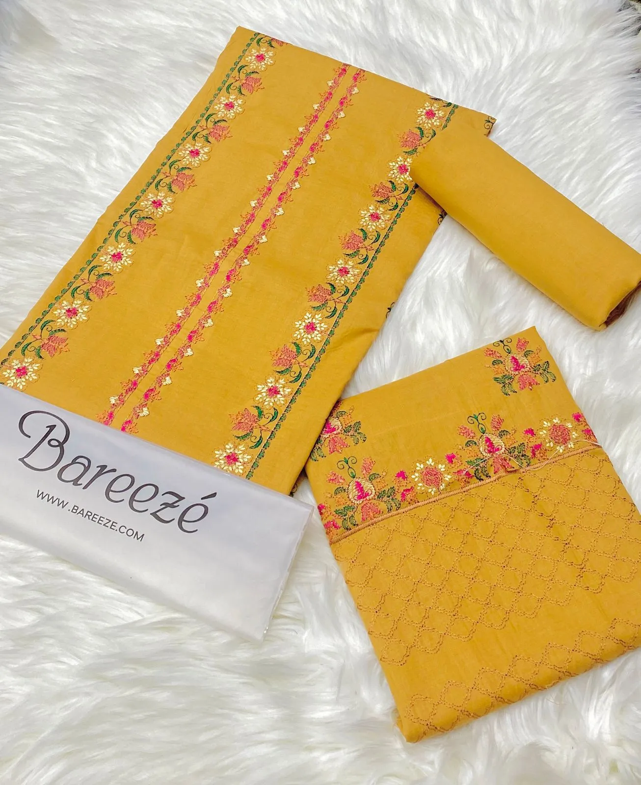 Heavy Embroidery Lawn Suit (13)