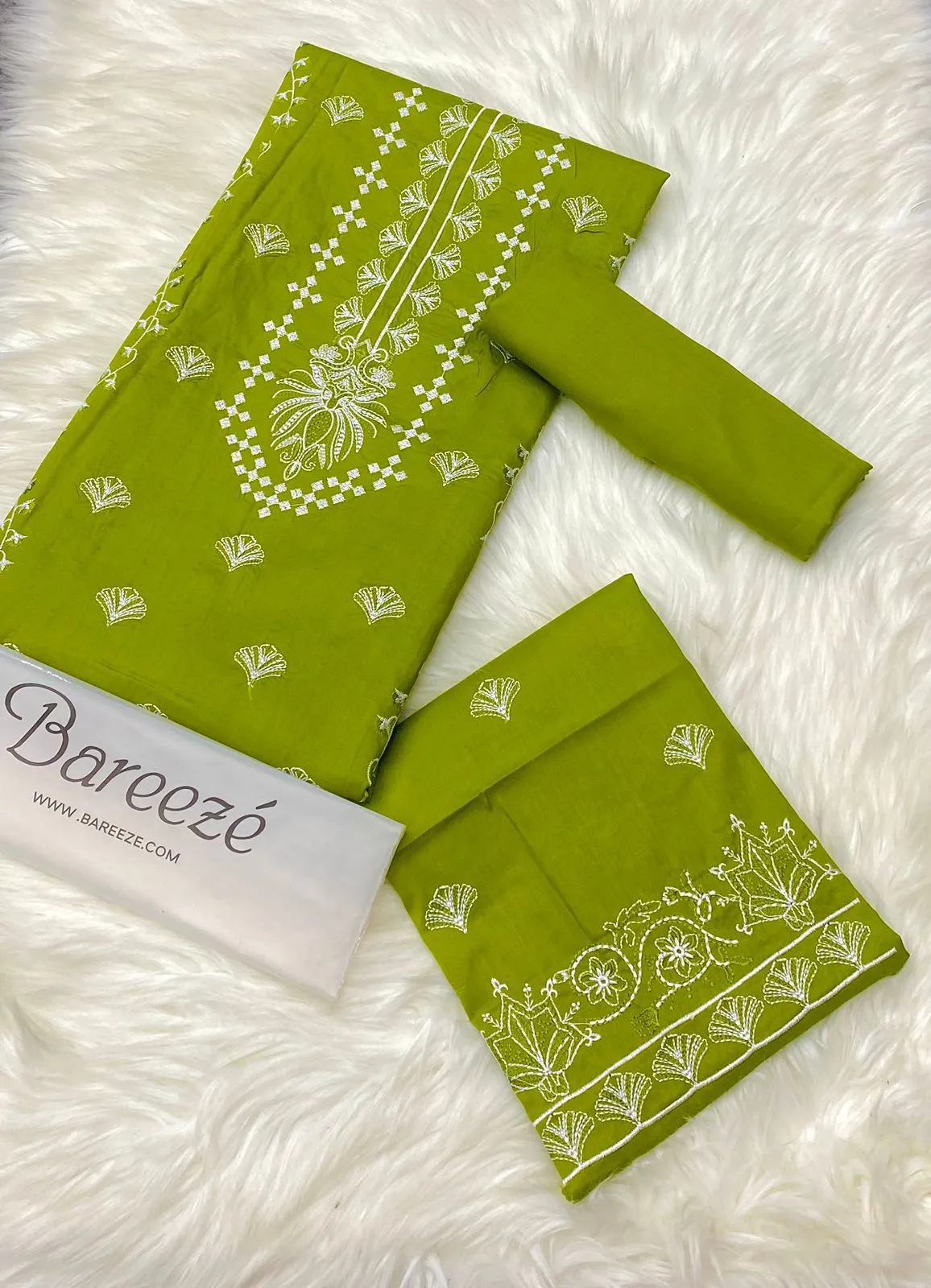 Heavy Embroidery Lawn Suit (12)