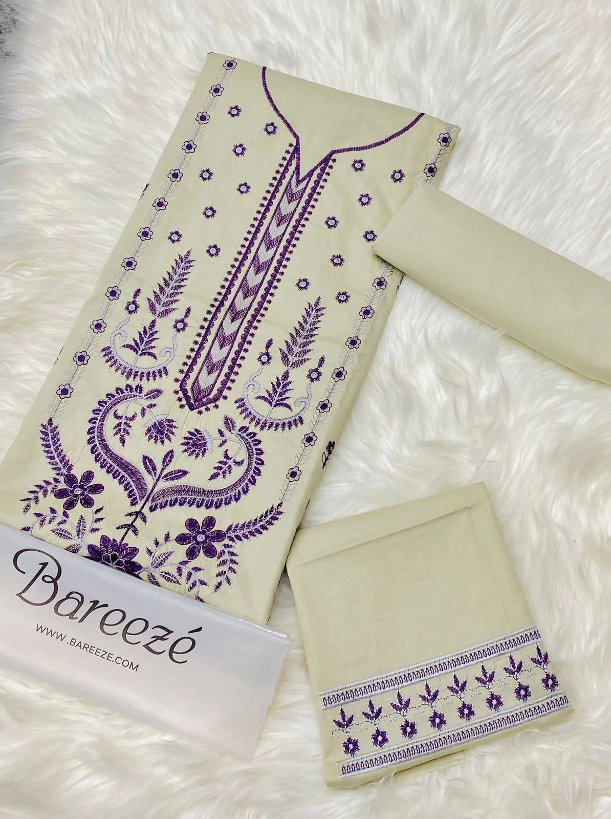 Heavy Embroidery Lawn Suit (11)