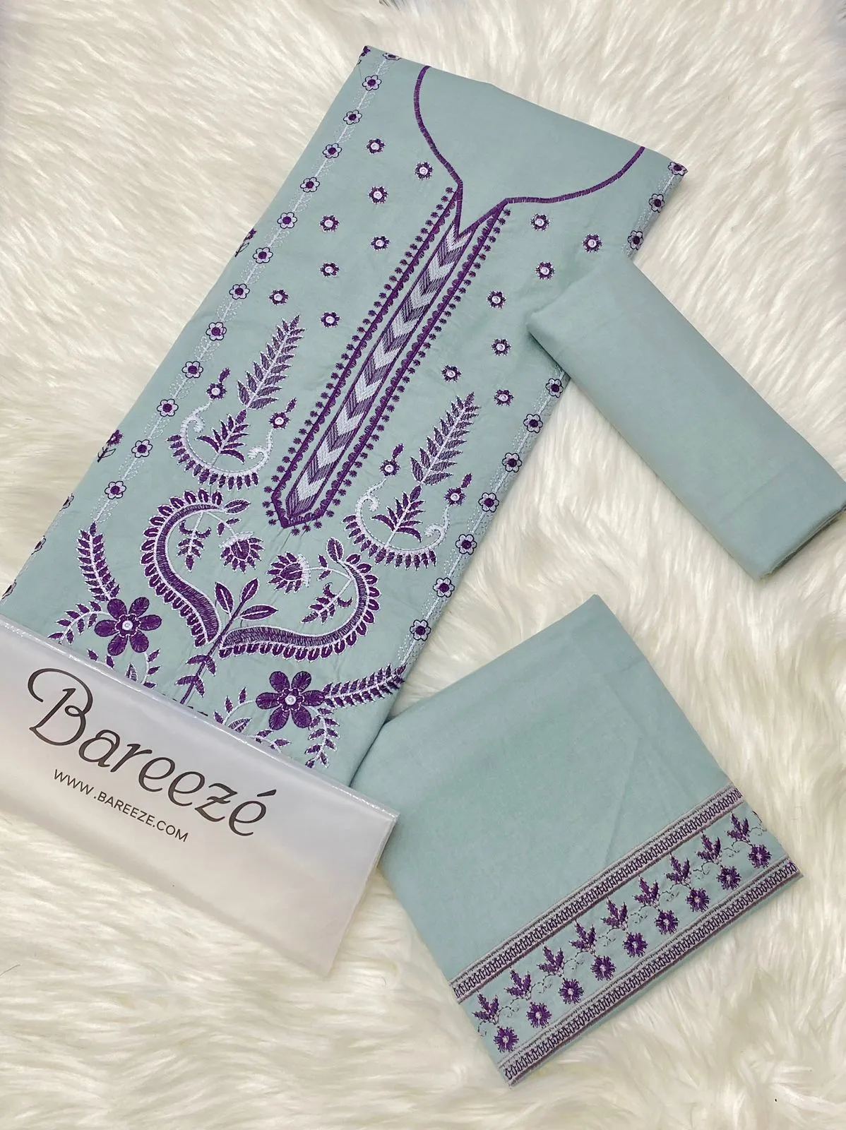 Heavy Embroidery Lawn Suit (10)