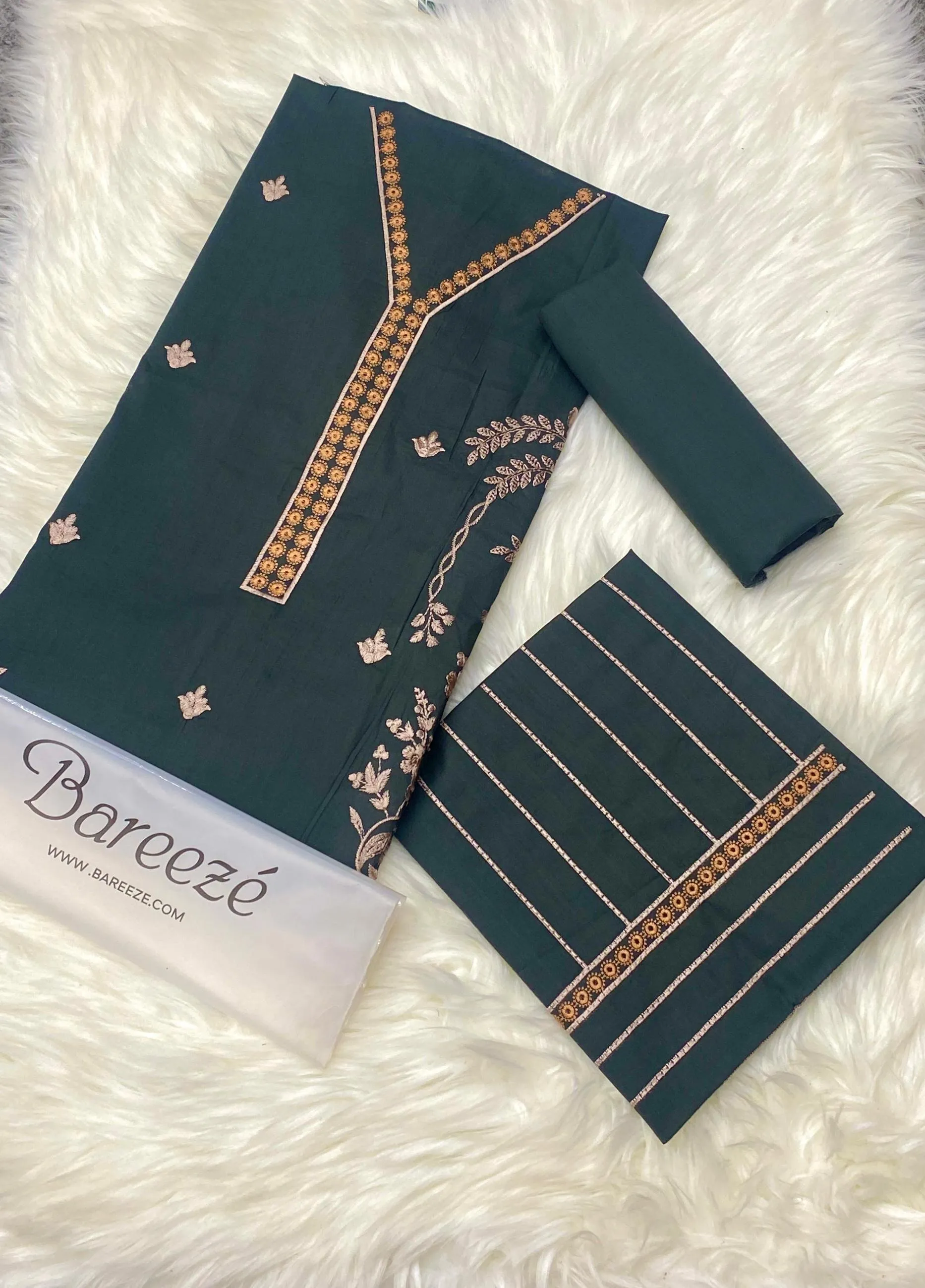 Heavy Embroidery Lawn Suit (9)