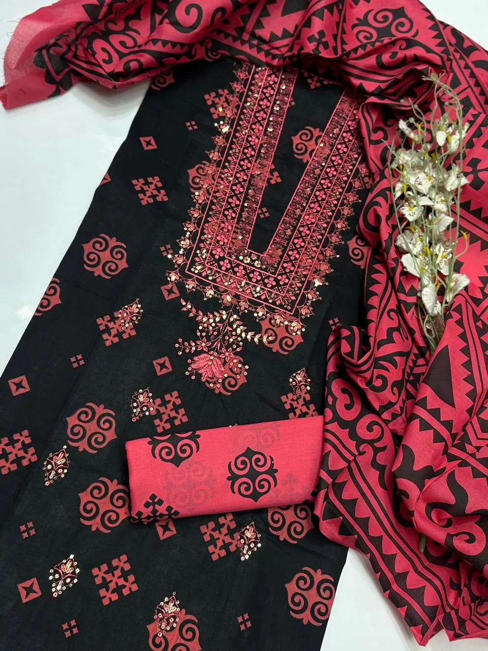 V Gala Embroidery Suit 2026 (2)