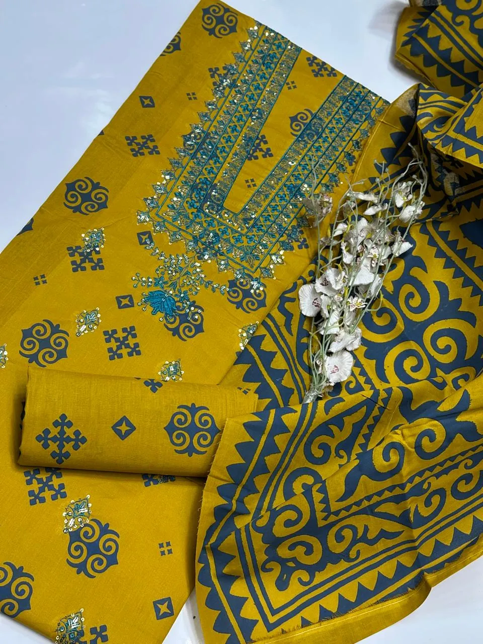 V Gala Embroidery Suit 2026 (4)