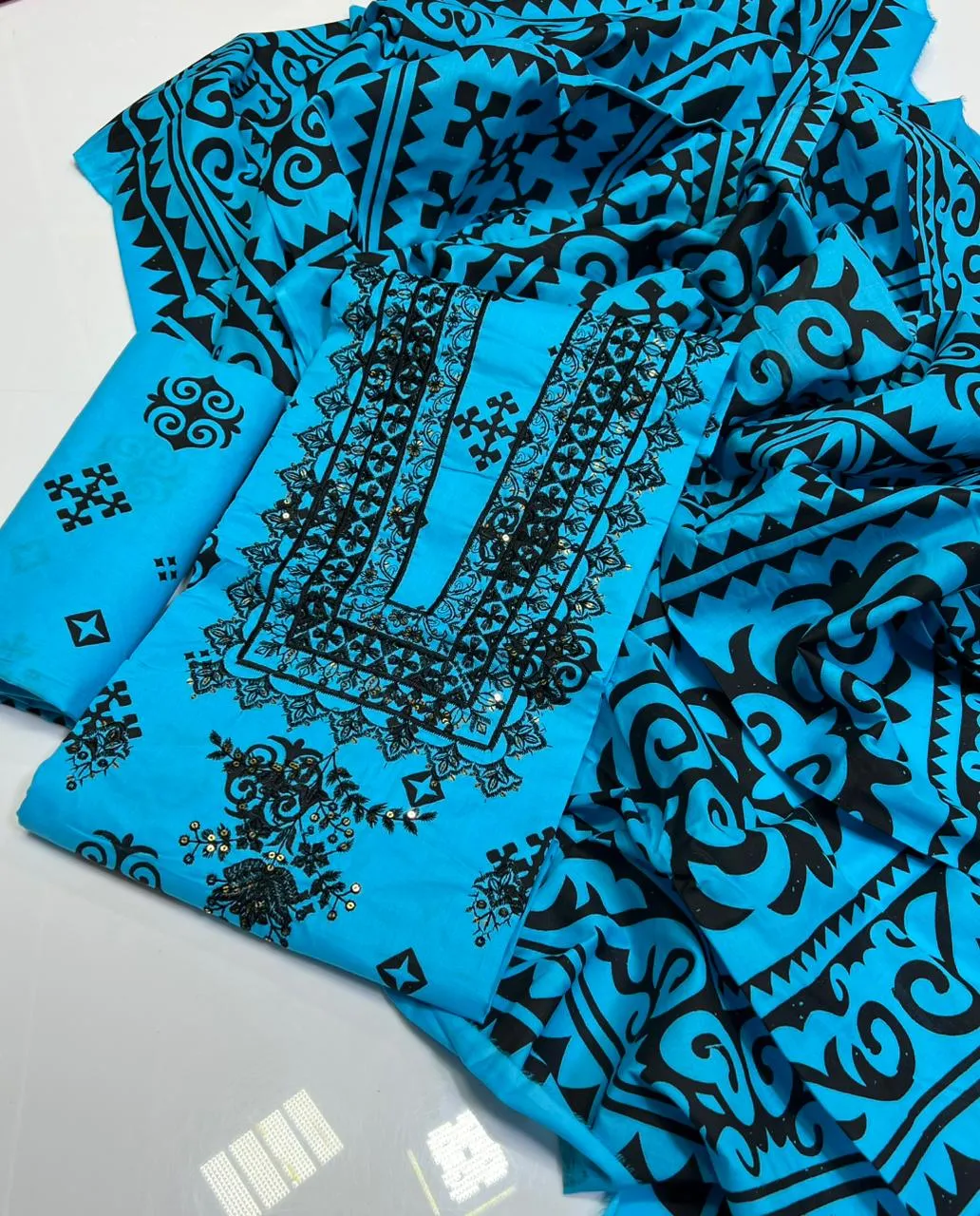 V Gala Embroidery Suit 2026 (6)