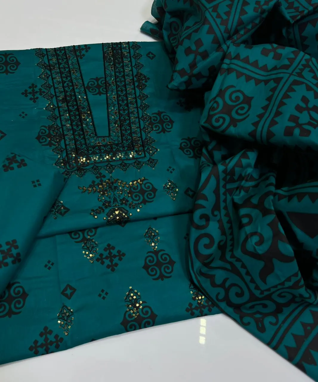 V Gala Embroidery Suit 2026 (7)