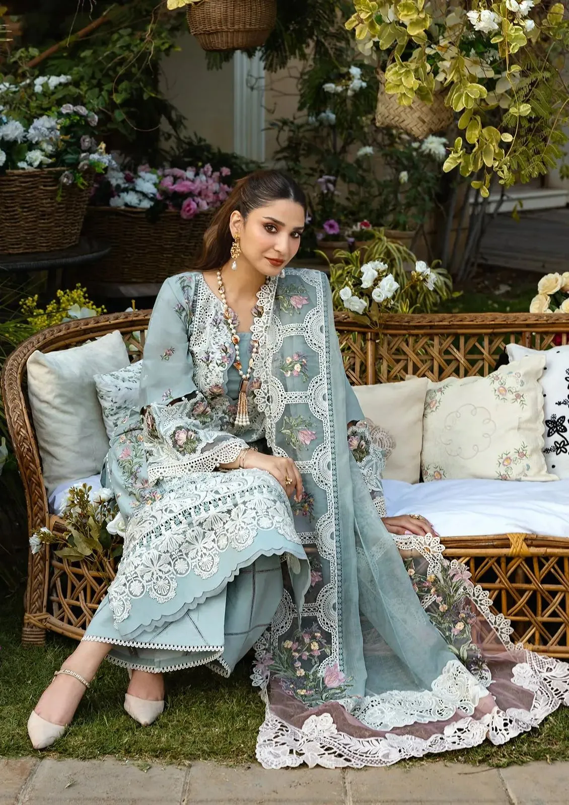 Elaf Premium Chickenkari Lawn Suit 2026 (16)