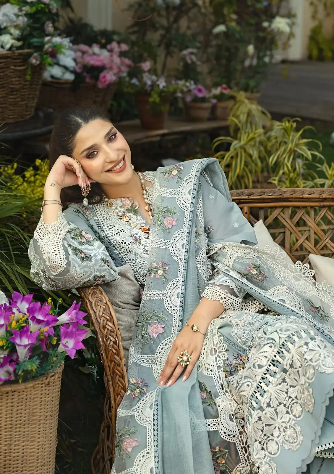 Elaf Premium Chickenkari Lawn Suit 2026 (17)