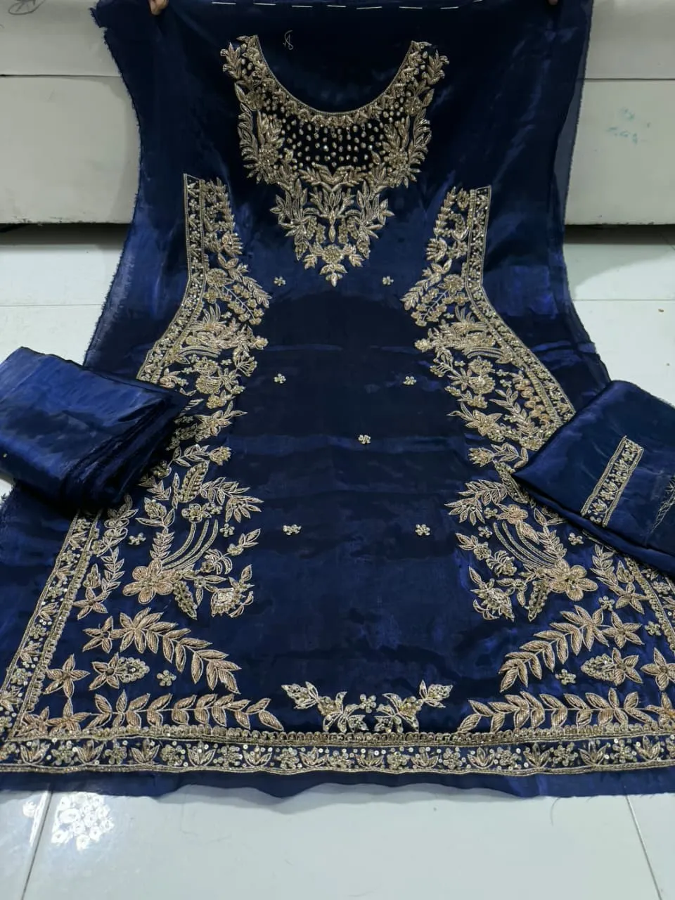 Korean Silk Nakshi Dabka Suit 2026 (4)