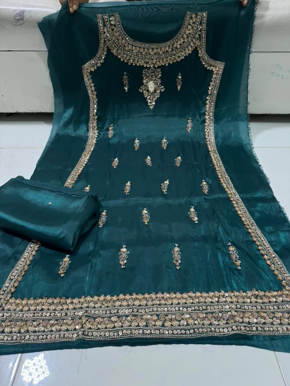 Korean Silk Cut Dana Suit 2026 (4)