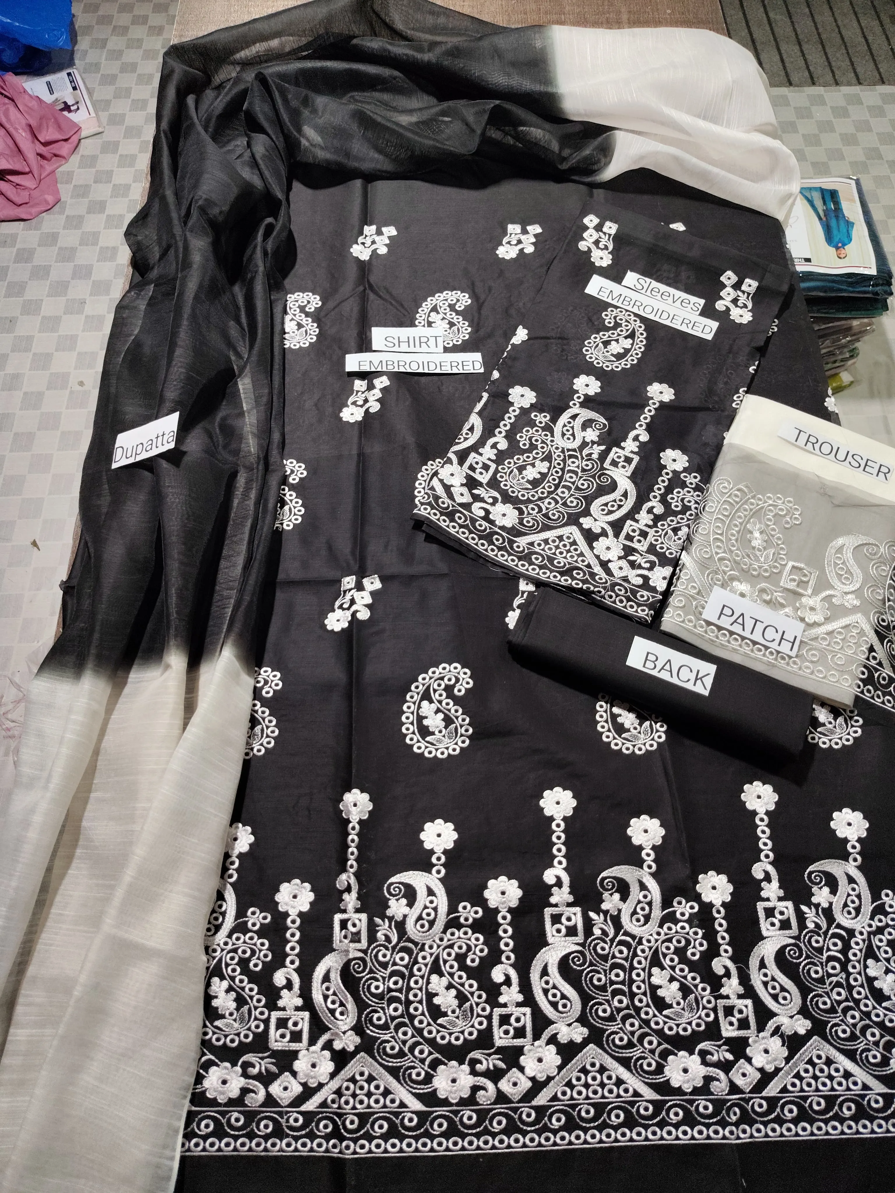 Nisa Embroidered Lawn Suit 2026 (4)