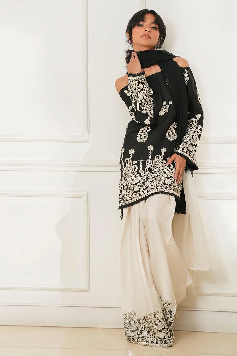 Nisa Embroidered Lawn Suit 2026 (5)