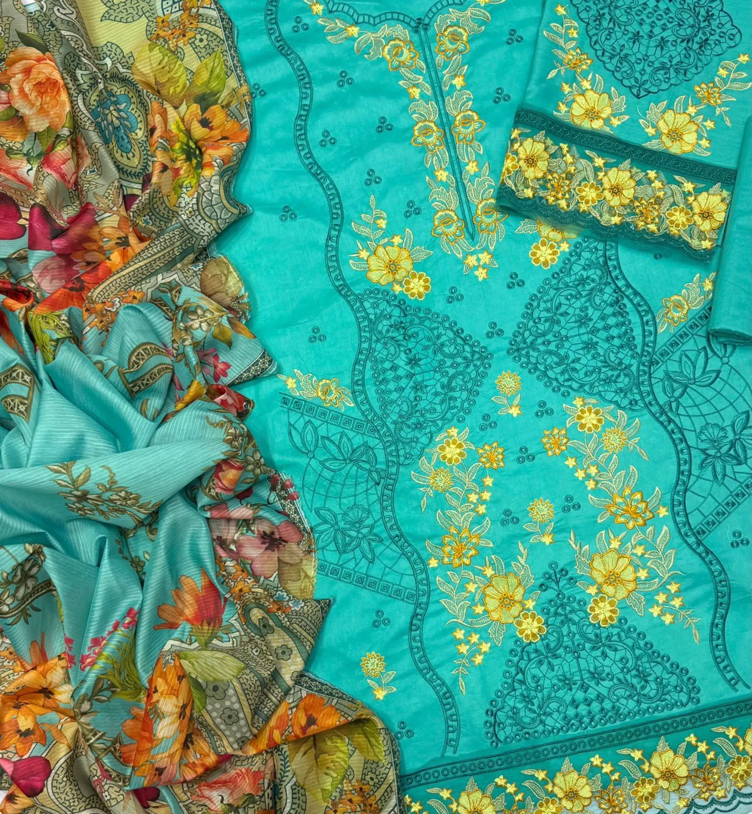 Sapphire Embroidered Lawn Suit 6174 (2)