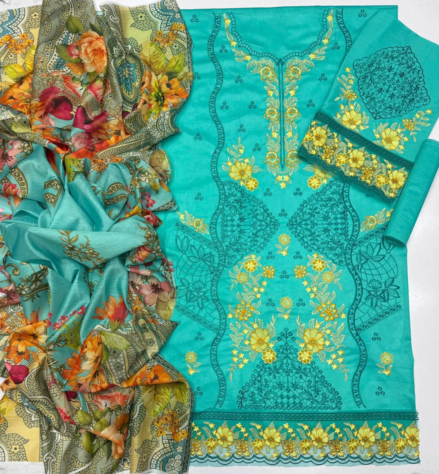 Sapphire Embroidered Lawn Suit 6174 (3)