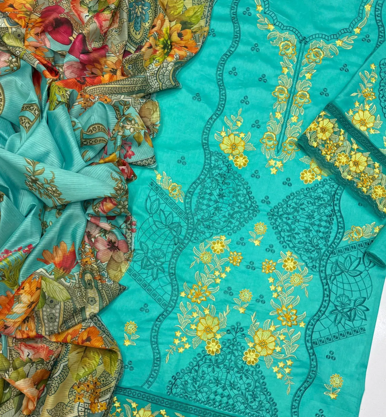 Sapphire Embroidered Lawn Suit 6174 (4)