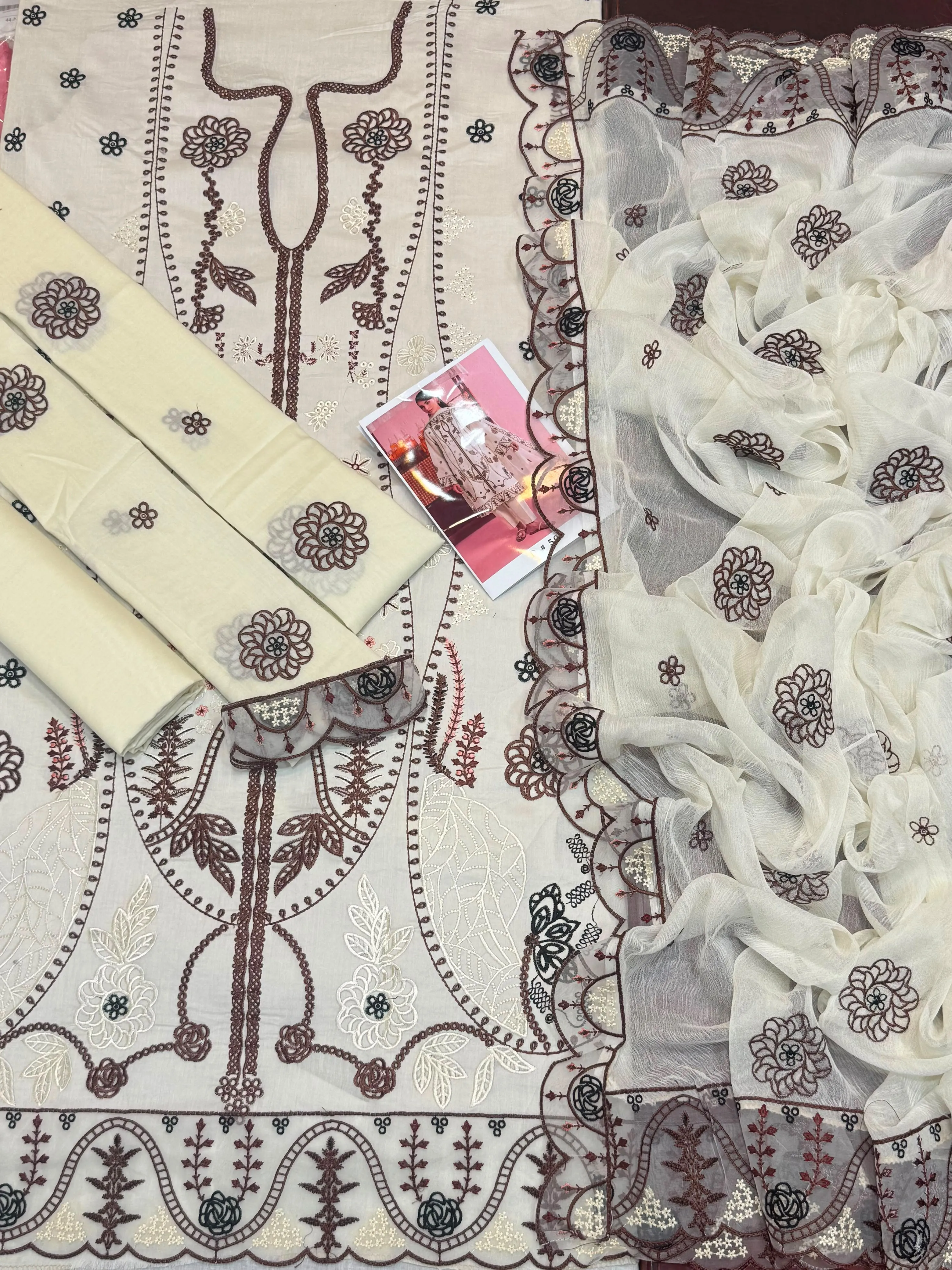 Aneela’s Embroidered Lawn Suit 2026 (3)